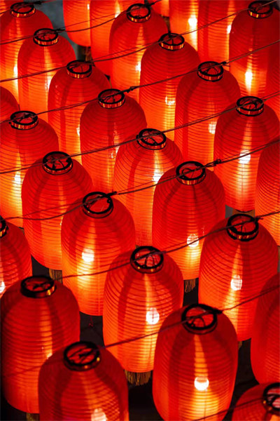 Chongqing : la lueur des lampes et de la lune illumine la ville montagneuse