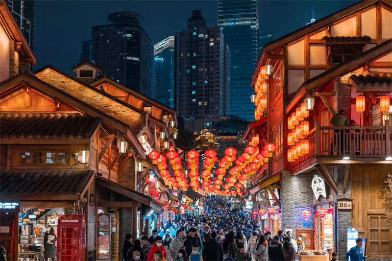 Chongqing : la lueur des lampes et de la lune illumine la ville montagneuse
