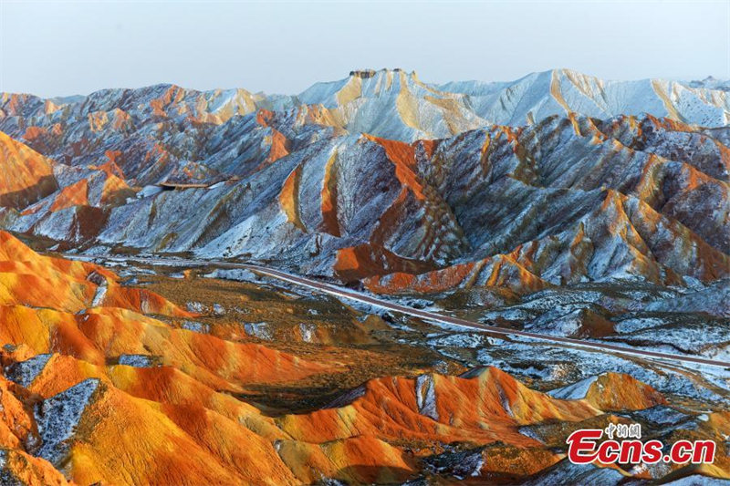 Les reliefs enneigés Danxia, dans le Gansu
