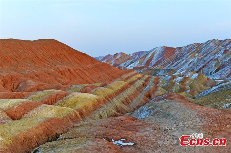 Les reliefs enneigés Danxia, dans le Gansu