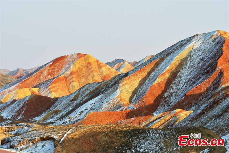 Les reliefs enneigés Danxia, dans le Gansu