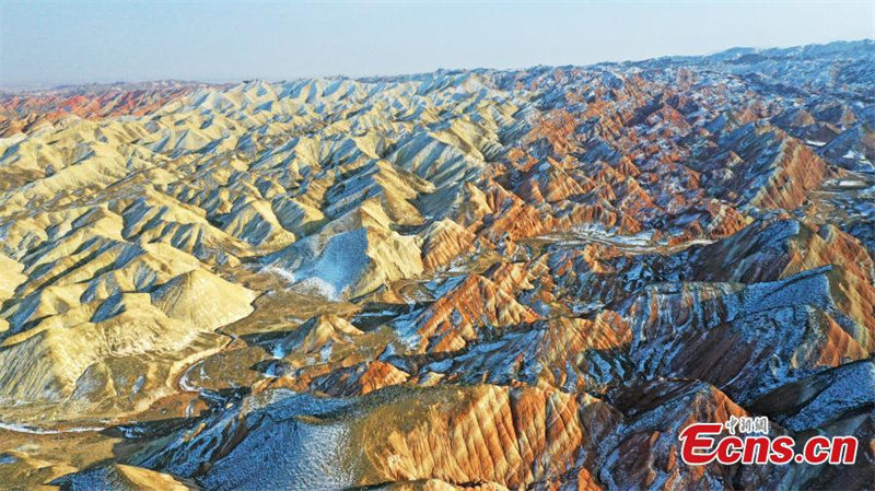 Les reliefs enneigés Danxia, dans le Gansu