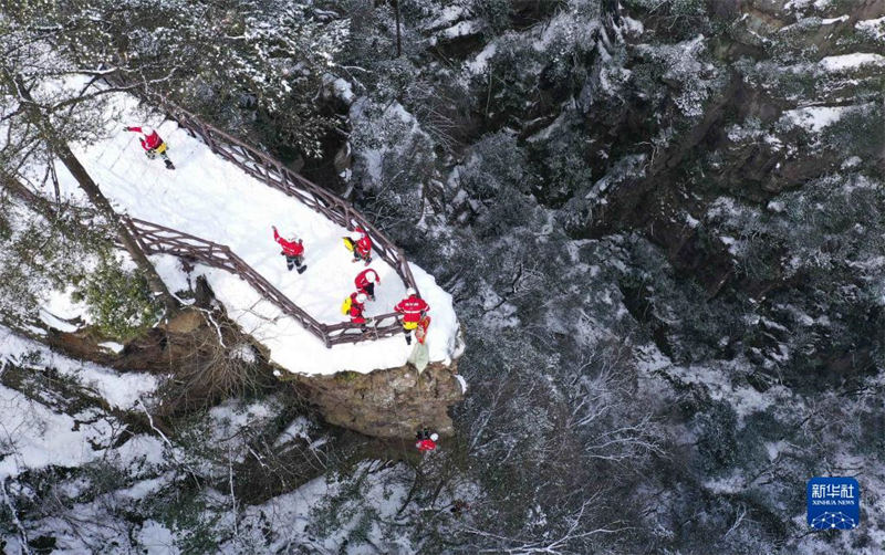 Hunan : des secouristes braves affrontent des montagnes enneigées