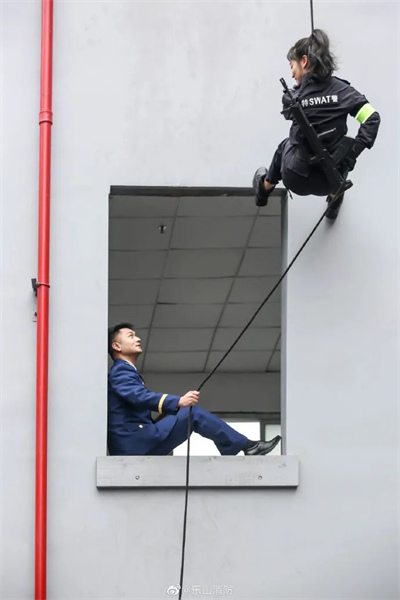 Ces photos de mariage entre le 119 (un pompier) et le 110 (une policière) sont tellement cool !