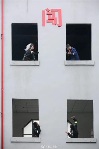 Ces photos de mariage entre le 119 (un pompier) et le 110 (une policière) sont tellement cool !