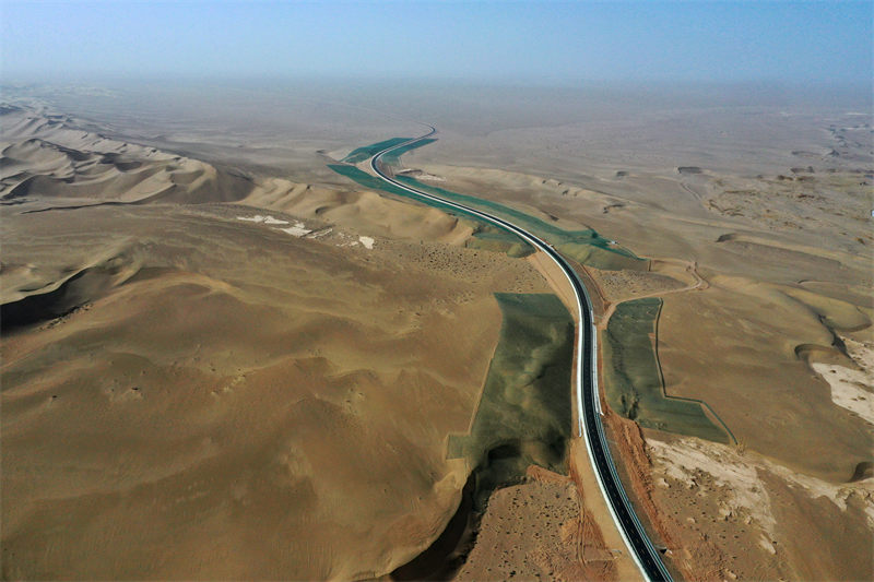 Le vaste désert du Gansu se transforme en voie de communication