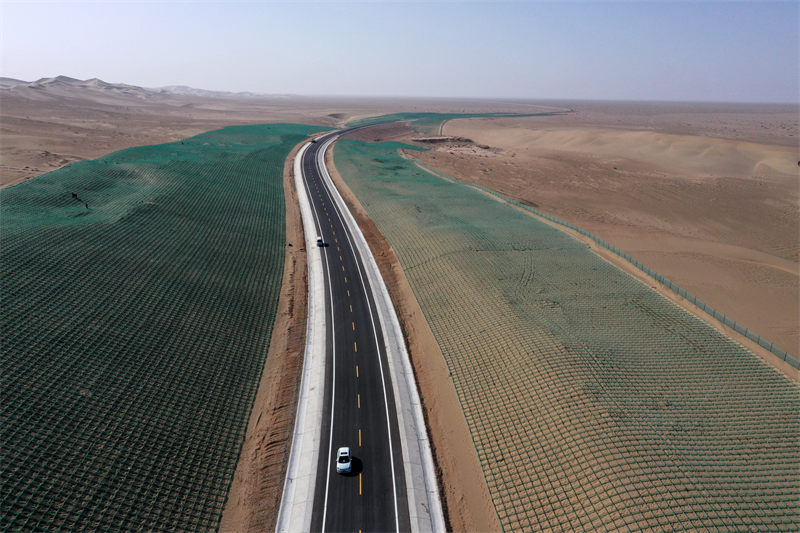 Le vaste désert du Gansu se transforme en voie de communication