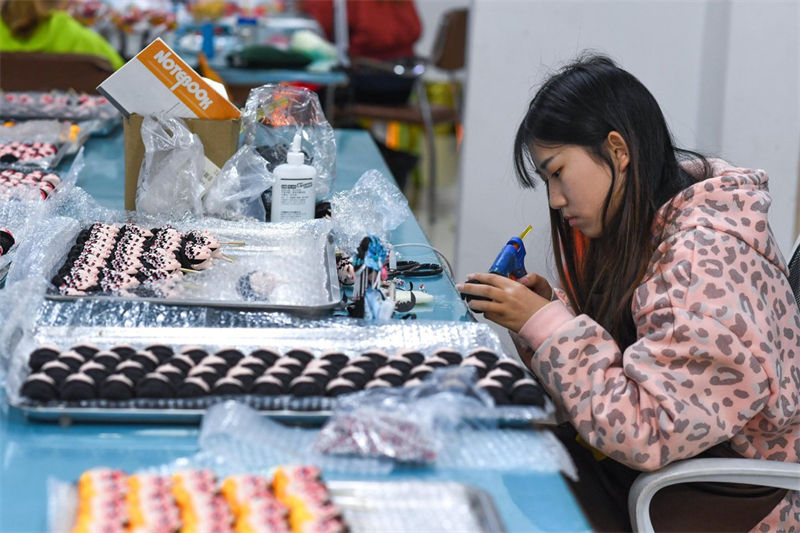 La production des figurines augmente les revenus des habitants du Guizhou