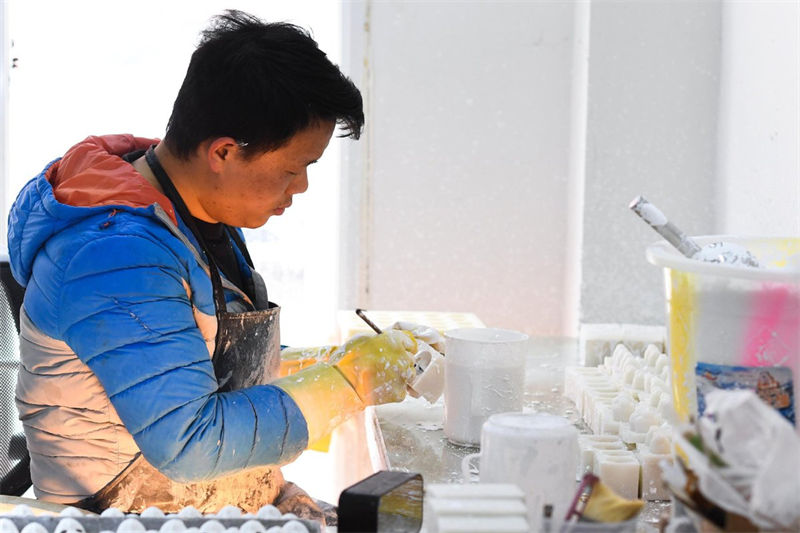 La production des figurines augmente les revenus des habitants du Guizhou