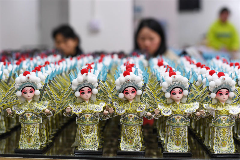 La production des figurines augmente les revenus des habitants du Guizhou