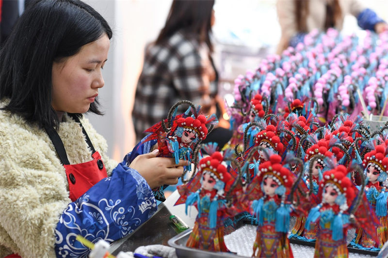 La production des figurines augmente les revenus des habitants du Guizhou
