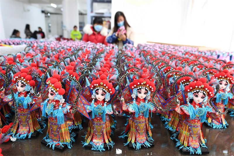 La production des figurines augmente les revenus des habitants du Guizhou