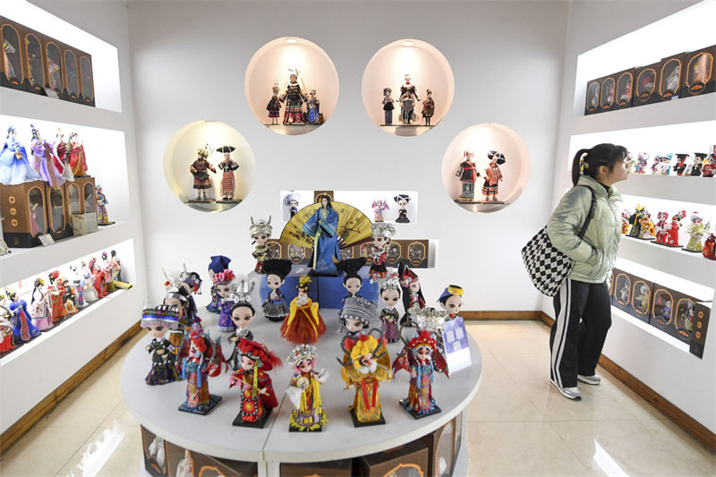 La production des figurines augmente les revenus des habitants du Guizhou