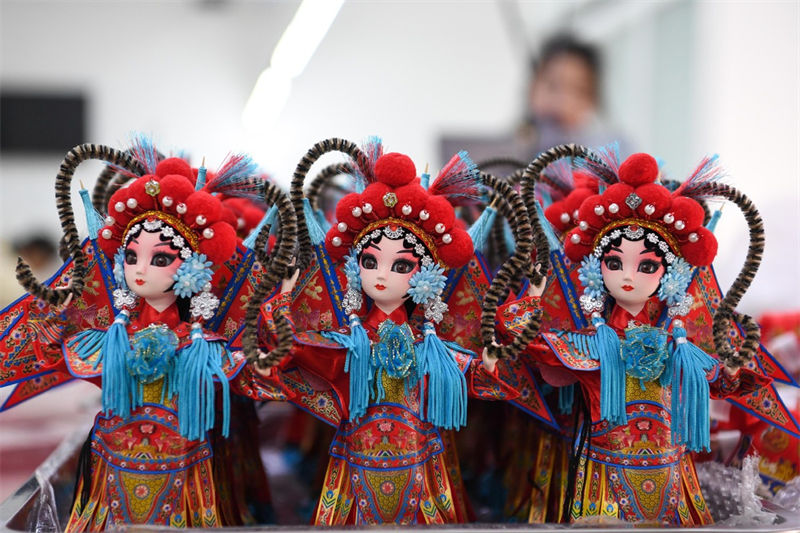 La production des figurines augmente les revenus des habitants du Guizhou