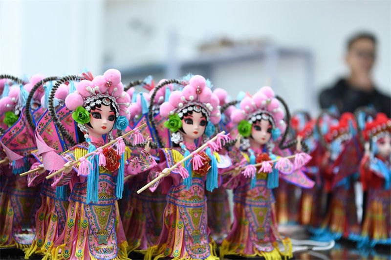 La production des figurines augmente les revenus des habitants du Guizhou