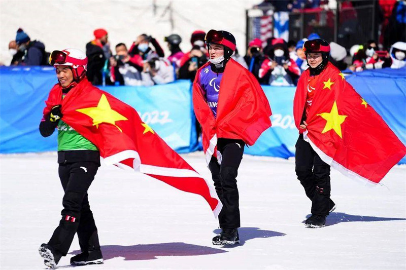 Jeux paralympiques d'hiver de Beijing : trois drapeaux chinois levés en même temps !