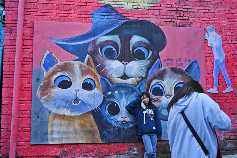 Le village ? Arc-en-ciel ? de Chongqing montre une galerie de nombreux dessins