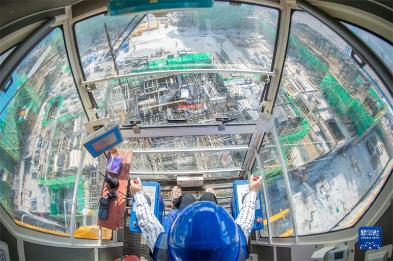 Des ? danseuses en hauteur ? sur un chantier à Wuhan