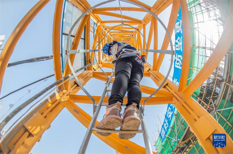 Des ? danseuses en hauteur ? sur un chantier à Wuhan