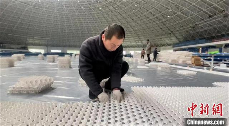 Des ouvriers du batiment installent le support de tubes sous la première patinoire mobile normalisée modulaire de Chine à Qiqihar, dans la province du Heilongjiang (nord-est de la Chine). (Photo fournie par le Bureau des sports de Qiqihar)