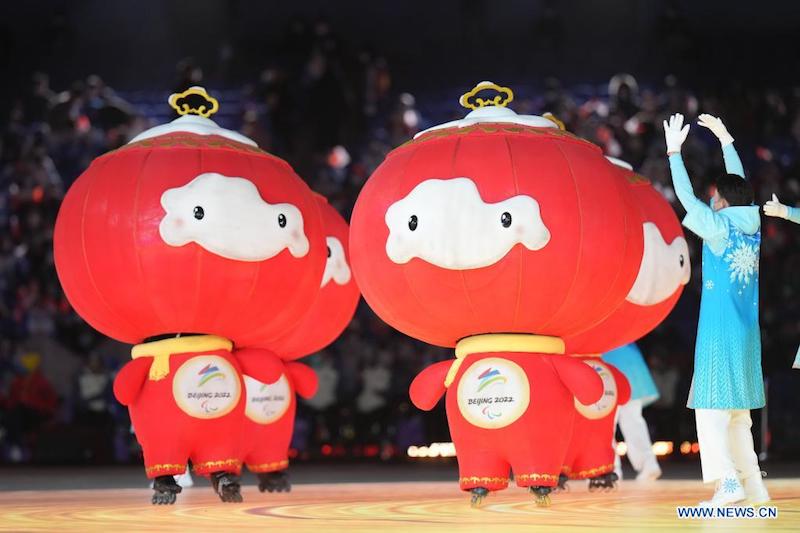 Shuey Rhon Rhons, mascotte des Jeux paralympiques d'hiver de Beijing 2022, lors de la cérémonie de cl?ture des Jeux Paralympiques d'hiver au Stade national, à Beijing, capitale de la Chine, le 13 mars 2022. (Photo : Wu Zhuang)