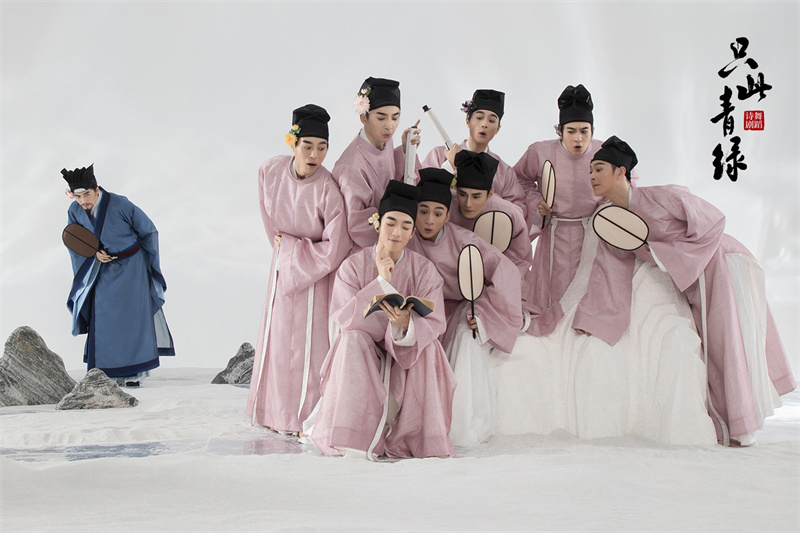 La danse poétique Seulement ce vert et cyan dessine le panorama de montagnes et de rivières