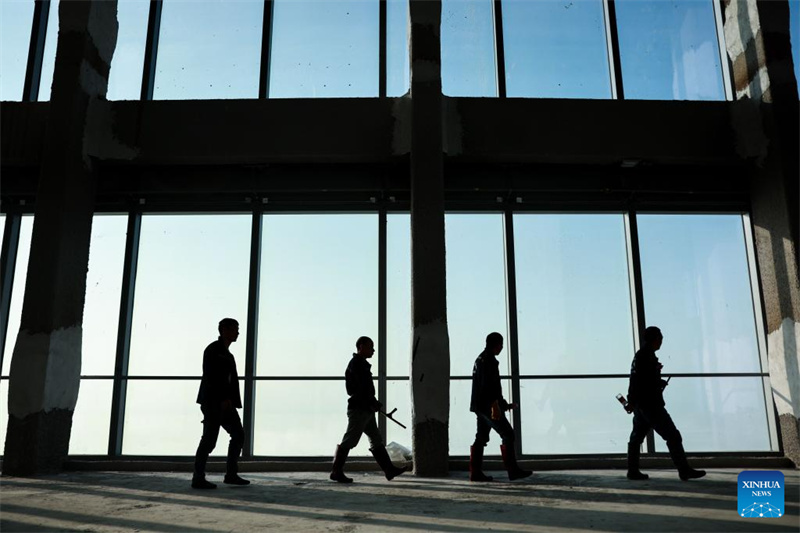 Les tours jumelles du Centre du commerce international de Guiyang subissent le premier nettoyage de leurs murs extérieurs