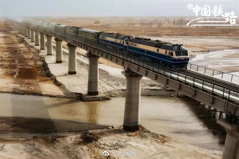 La Chine achève la construction d'un chemin de fer circulaire dans le désert du Taklamakan