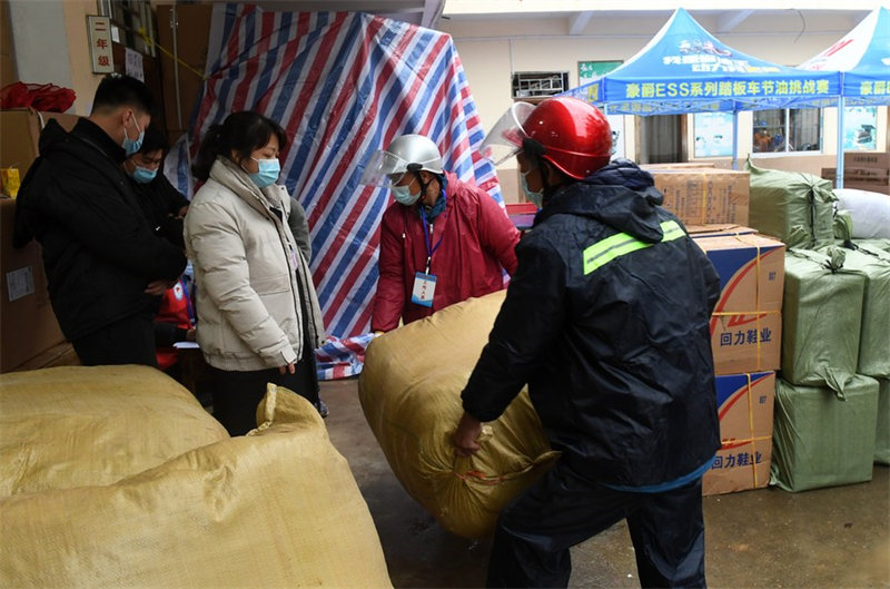 Chine : fournitures de secours à la suite du crash aérien au Guangxi