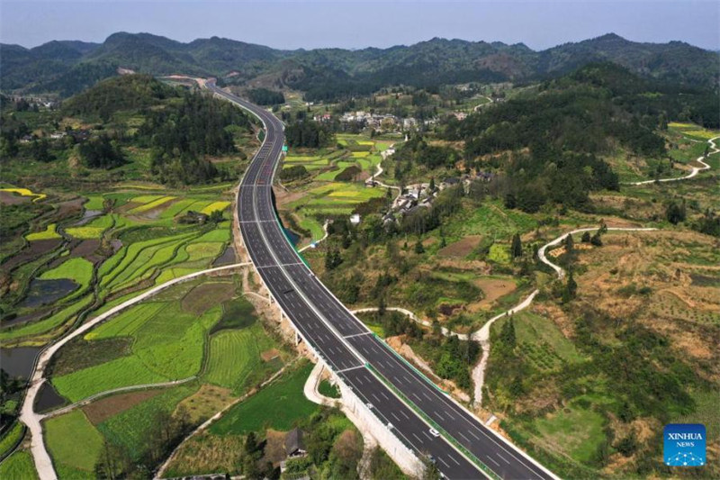 La construction de la ligne principale de l'autoroute Guiyang-Huangping entre dans la phase finale