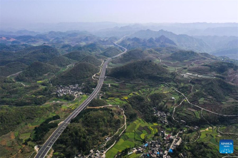 La construction de la ligne principale de l'autoroute Guiyang-Huangping entre dans la phase finale