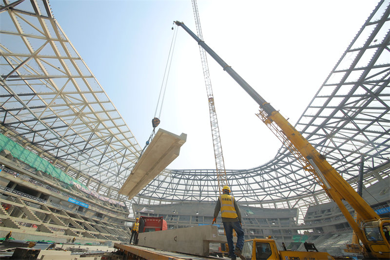 Shandong : la construction du stade de football des jeunes bat son plein à Qingdao
