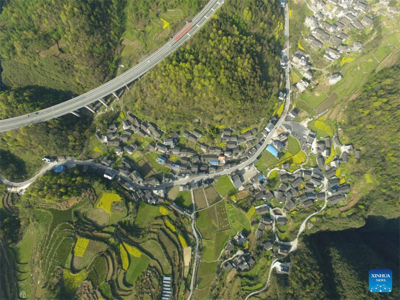 Hunan : le pont d'Aizhai devient la voie vers la prospérité pour les villageois locaux