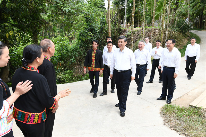 Xi Jinping inspecte Wuzhishan à Hainan