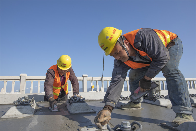Fujian : la construction de la voie sans ballast du pont de la baie de Meizhou est achevée