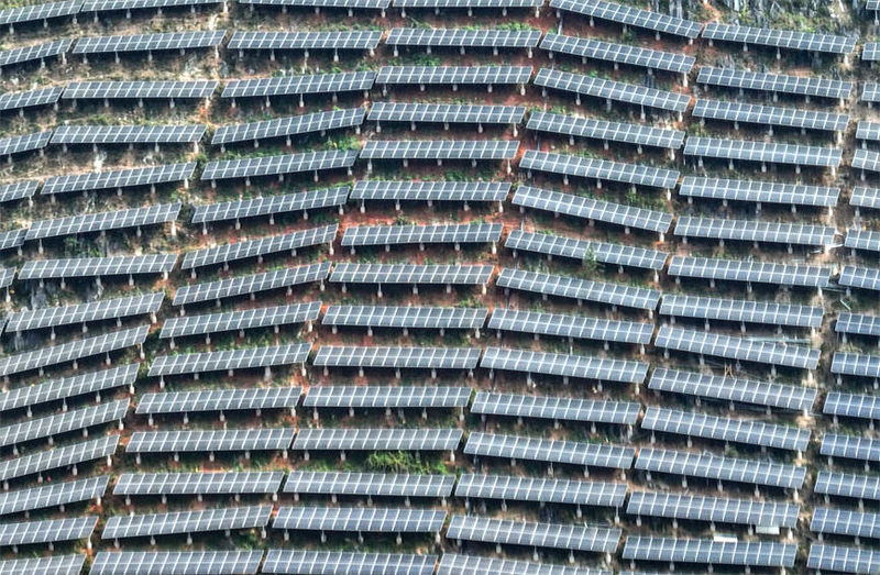 Guangxi : des panneaux photovolta?ques sur des collines arides contribuent à la revitalisation rurale