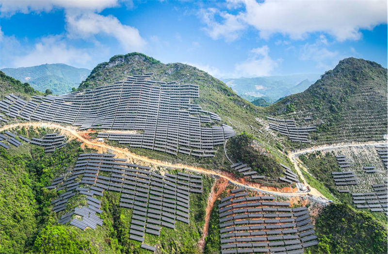 Guangxi : des panneaux photovolta?ques sur des collines arides contribuent à la revitalisation rurale