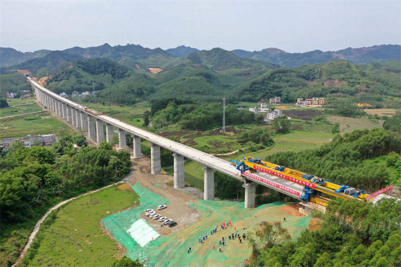 Le projet de ponts pour la ligne principale du chemin de fer à grande vitesse Guiyang-Nanning est achevé
