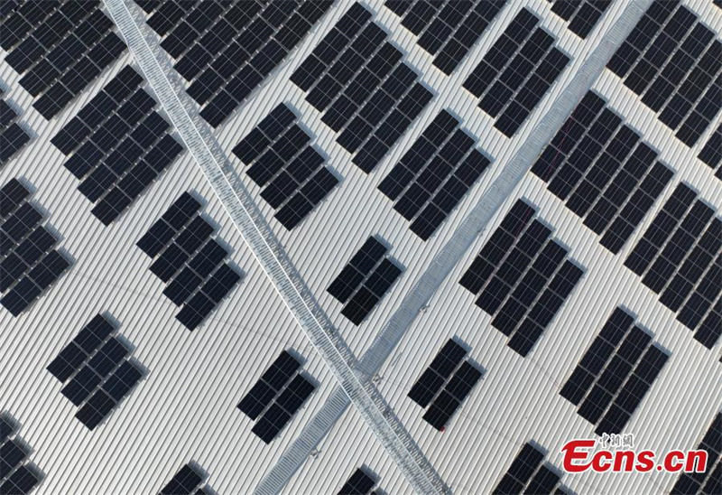 Un ? chapeau ? à énergie solaire installé sur la gare de l'Ouest de Hangzhou pour réduire les émissions de carbone