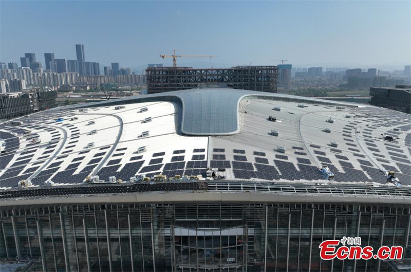 Un ? chapeau ? à énergie solaire installé sur la gare de l'Ouest de Hangzhou pour réduire les émissions de carbone