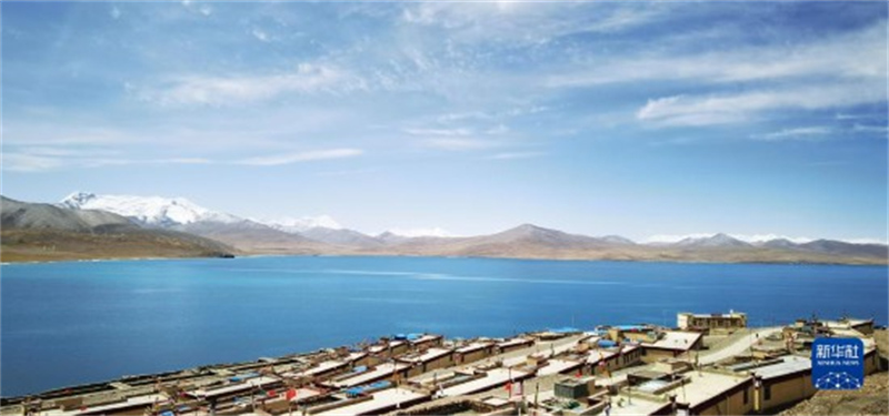 Le petit village tibétain dans les nuages