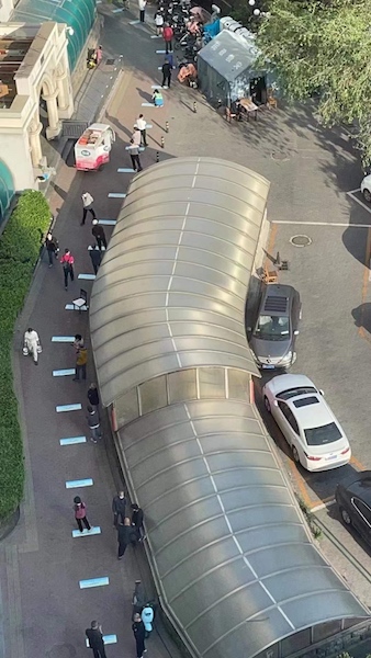 A Beijing, on fait la queue pour un test de dépistage en lisant des poèmes