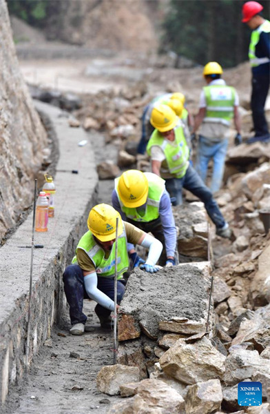 Une route goudronnée en construction à Gandong, dans le Guangxi