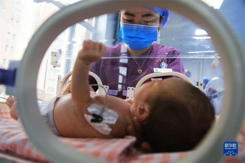 Des ? anges en blanc ? lors de la Journée internationale des infirmières