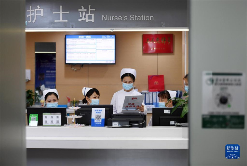 Des ? anges en blanc ? lors de la Journée internationale des infirmières