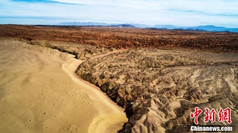 Qinghai : le paysage du relief de yardang de la région de la falaise rouge, ? l'endroit le plus semblable à Mars en Chine ? 