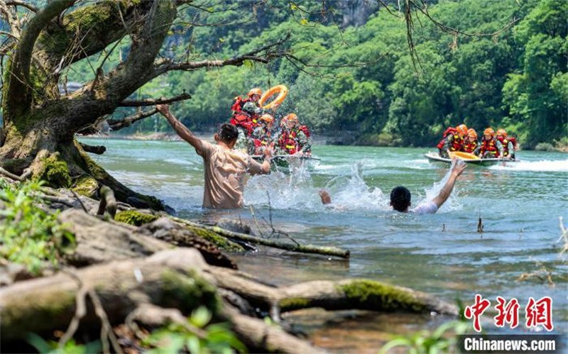 Guangxi : former une équipe d'élite de sauvetage aquatique en ? fendant les vagues ?