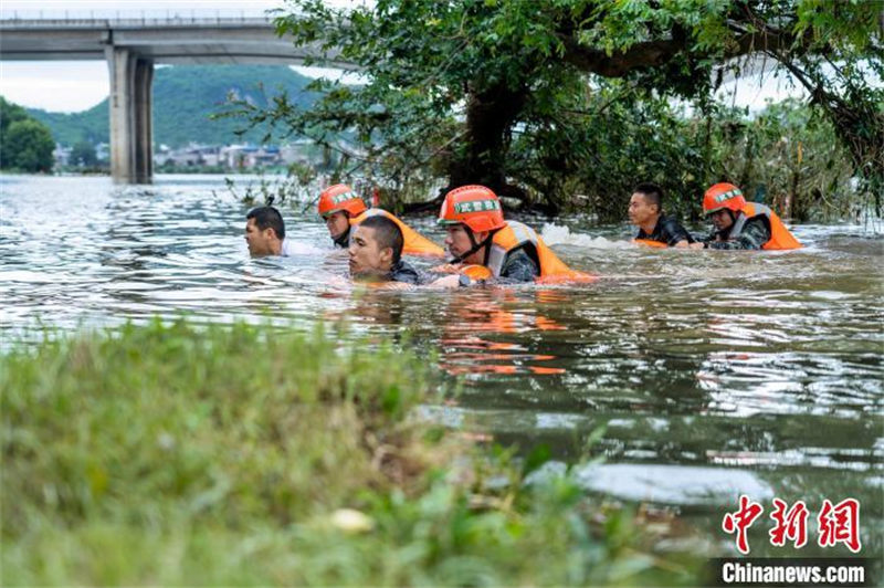Guangxi : former une équipe d'élite de sauvetage aquatique en ? fendant les vagues ?