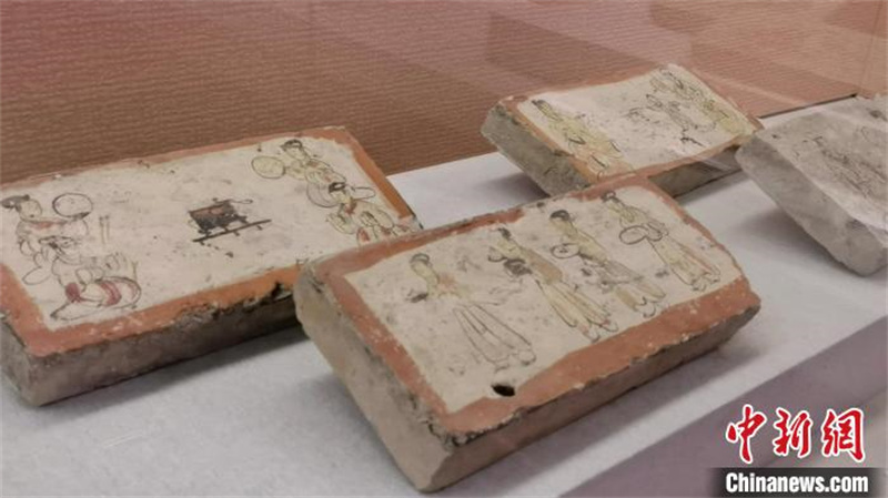 Une ? bande dessinée ? en briques de portraits retrace la vie passionnante des  Chinois de l'antiquité