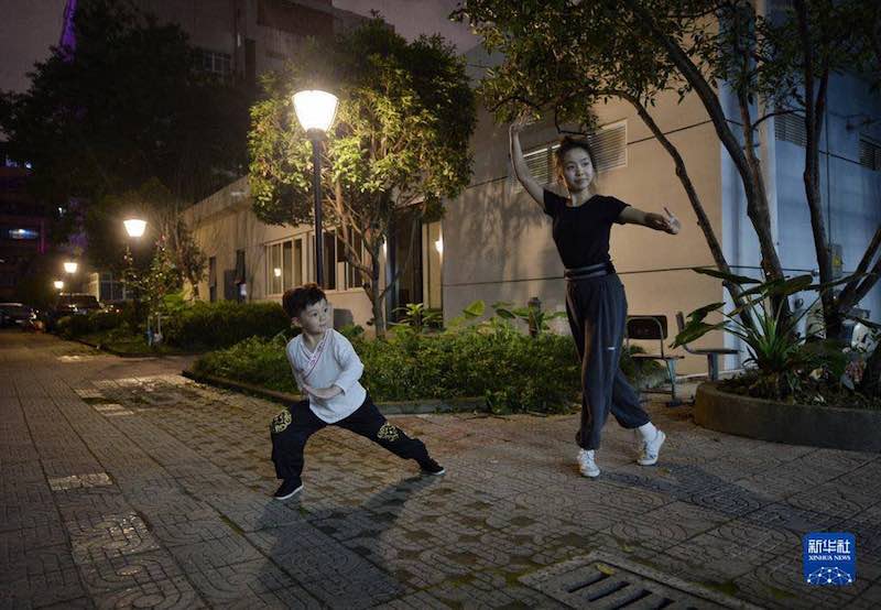 Un petit enfant mignon de six ans apprend l'opéra du Sichuan